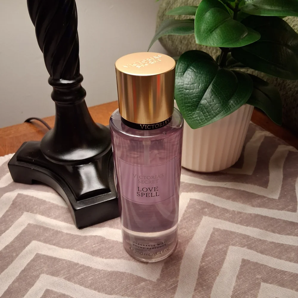 Victoria's Secret Love Spell Fragrance Mist - Picture 2 of 7